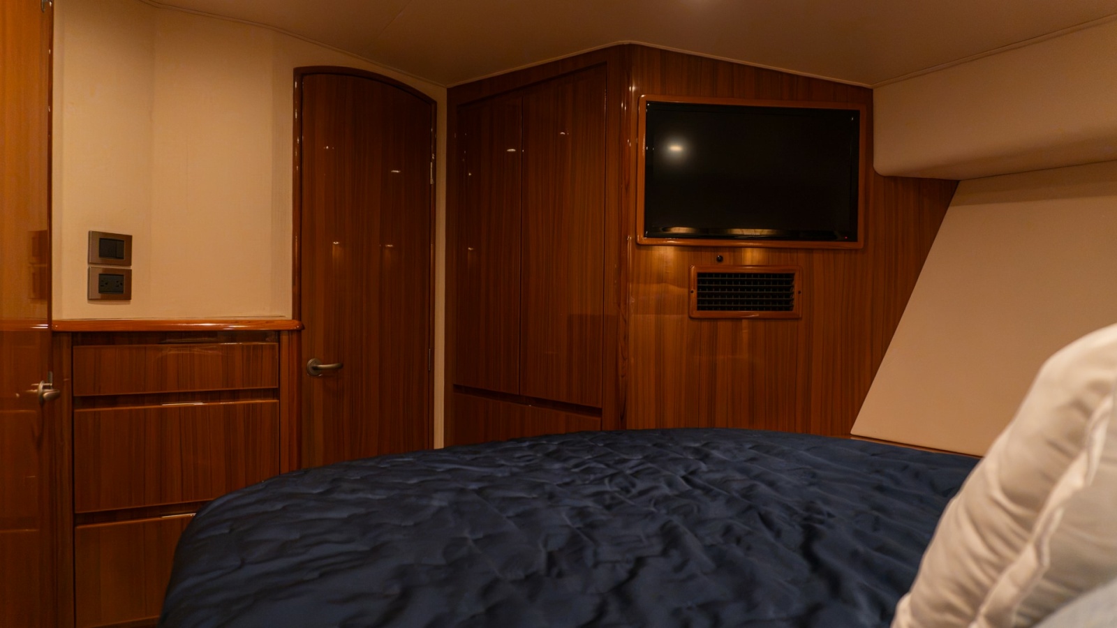 2009 Viking 50 Convertible "Jammin" - Luxurious Master Stateroom Interior