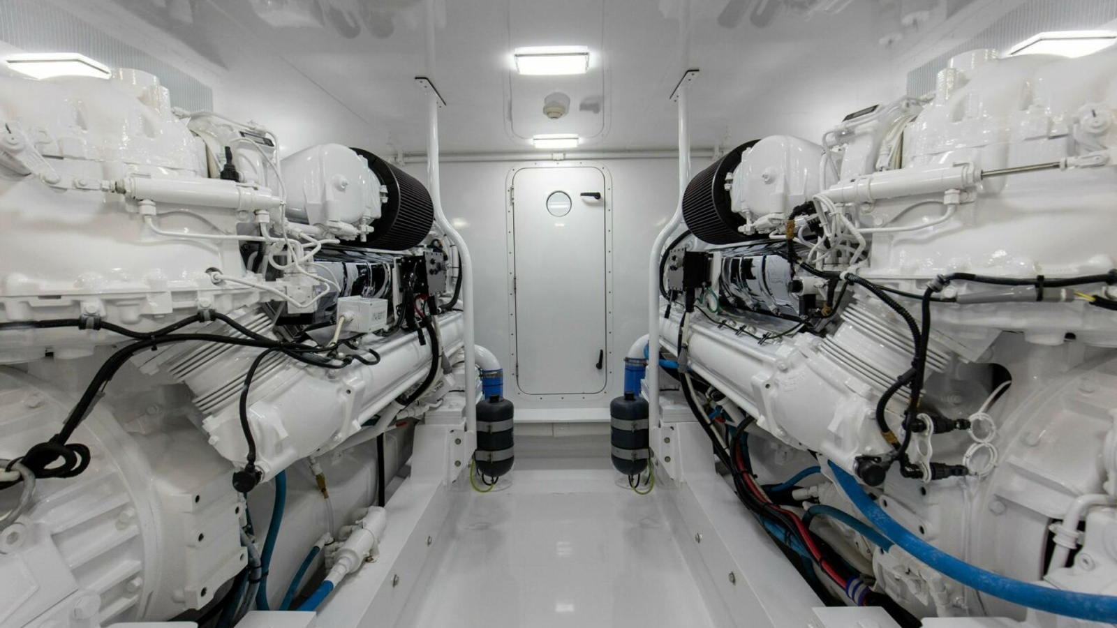 59_2827464_2005_76_whiticar_enclosed_bridge_badonkadonk_engine_room_5