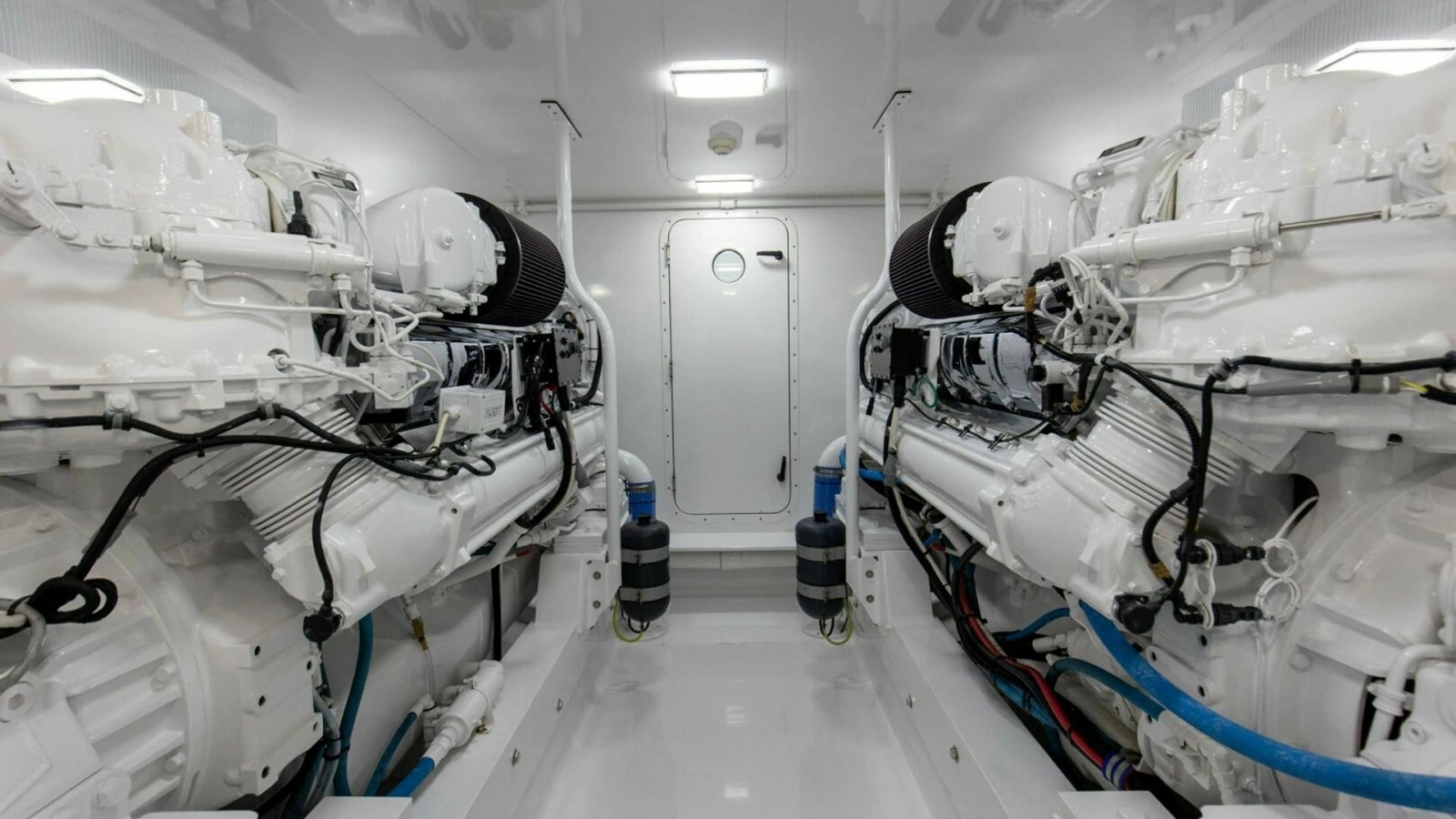 59_2827464_2005_76_whiticar_enclosed_bridge_badonkadonk_engine_room_5