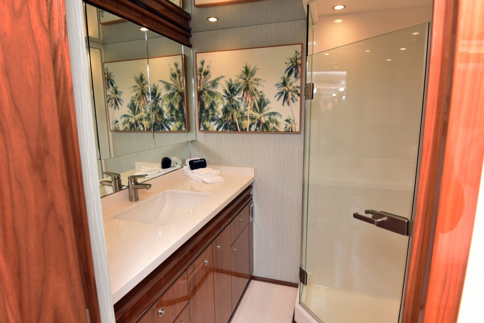 2019 Viking 80 Skybridge