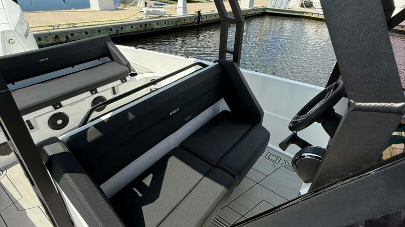 2024 Iron 27 Center Console
