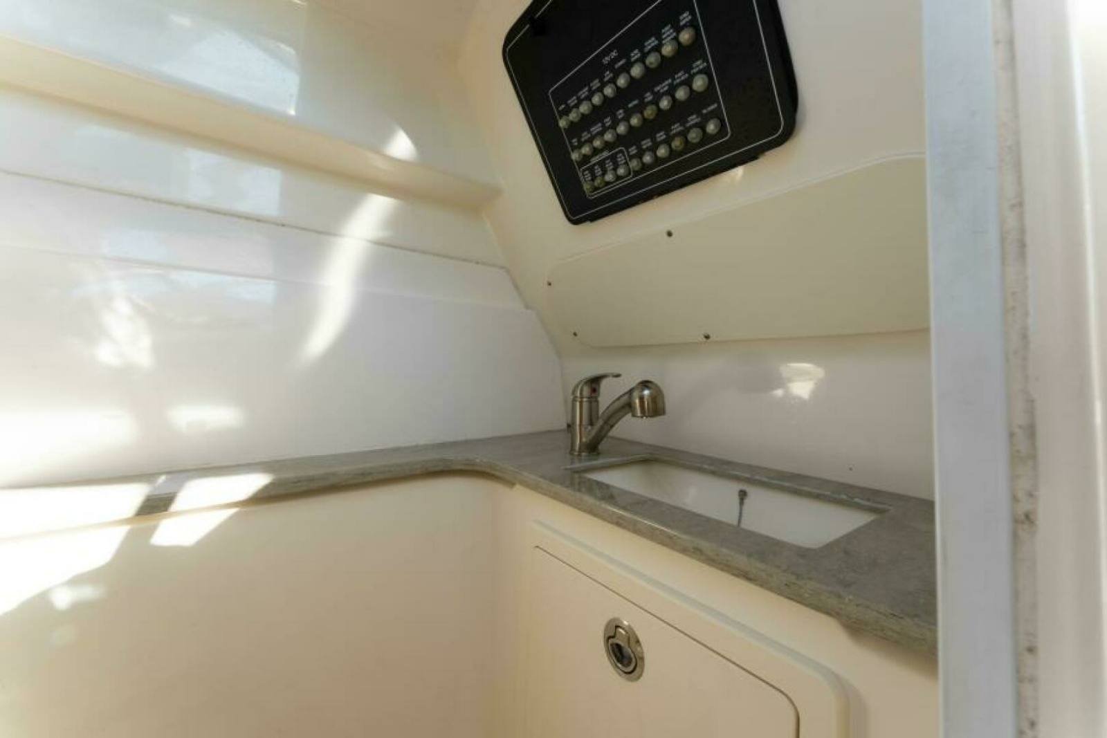 2017 Boston Whaler 320 Vantage Sutra