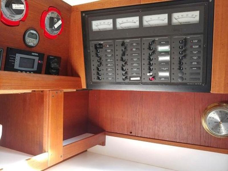 021 1989 Sabre Mark II Centerboard Breaker Panel.jpg