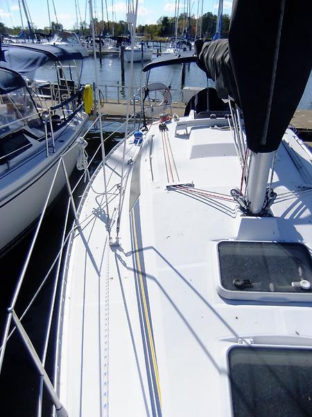 Beneteau 285 - Starboard Side Decking to Aft.jpg
