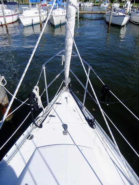 Beneteau 285 - Forwadr Deck .jpg