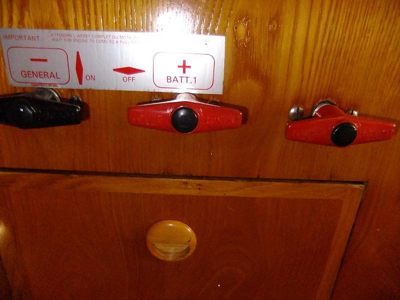 Beneteau 285 - House &amp; Starter Battery Controls Aft Berth.jpg