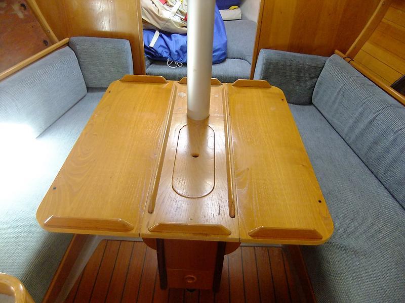 Beneteau 285 - Salon Dinnette Open.jpg