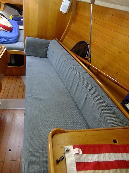 Beneteau 285 - Salon Sette to Starboard.jpg