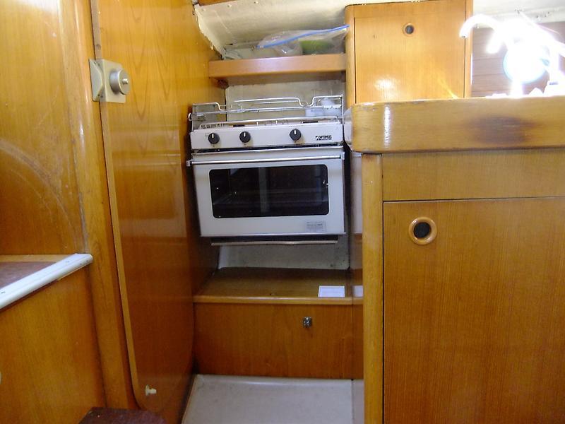 Beneteau 285 - Galley Range.jpg