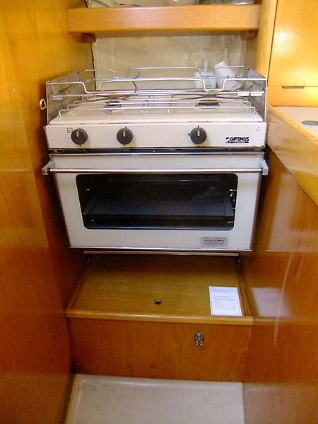 Beneteau 285 - Galley Range with Understorage.jpg