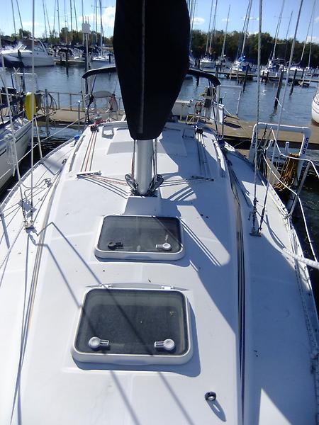 Beneteau 285 - Forwadr Deck Aft .jpg