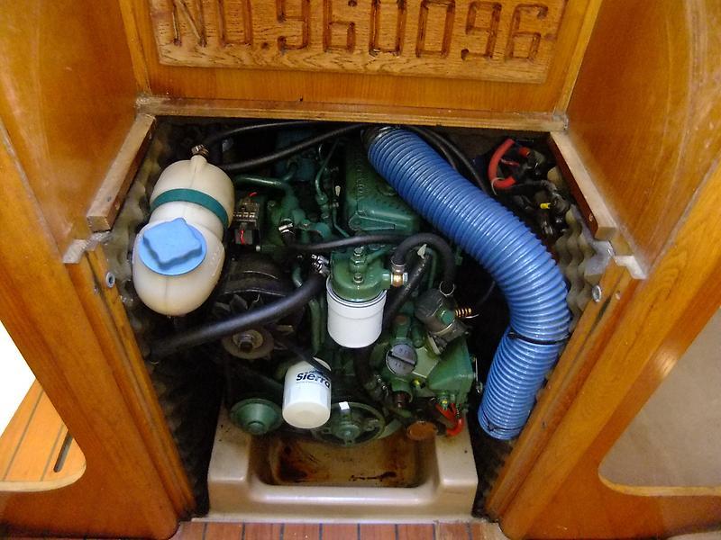 Beneteau 285 - Engine - Volvo Penta 2000.jpg