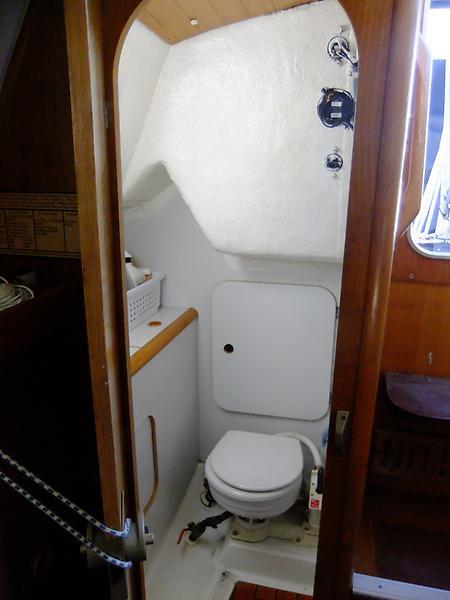 Beneteau 285 - Head.jpg