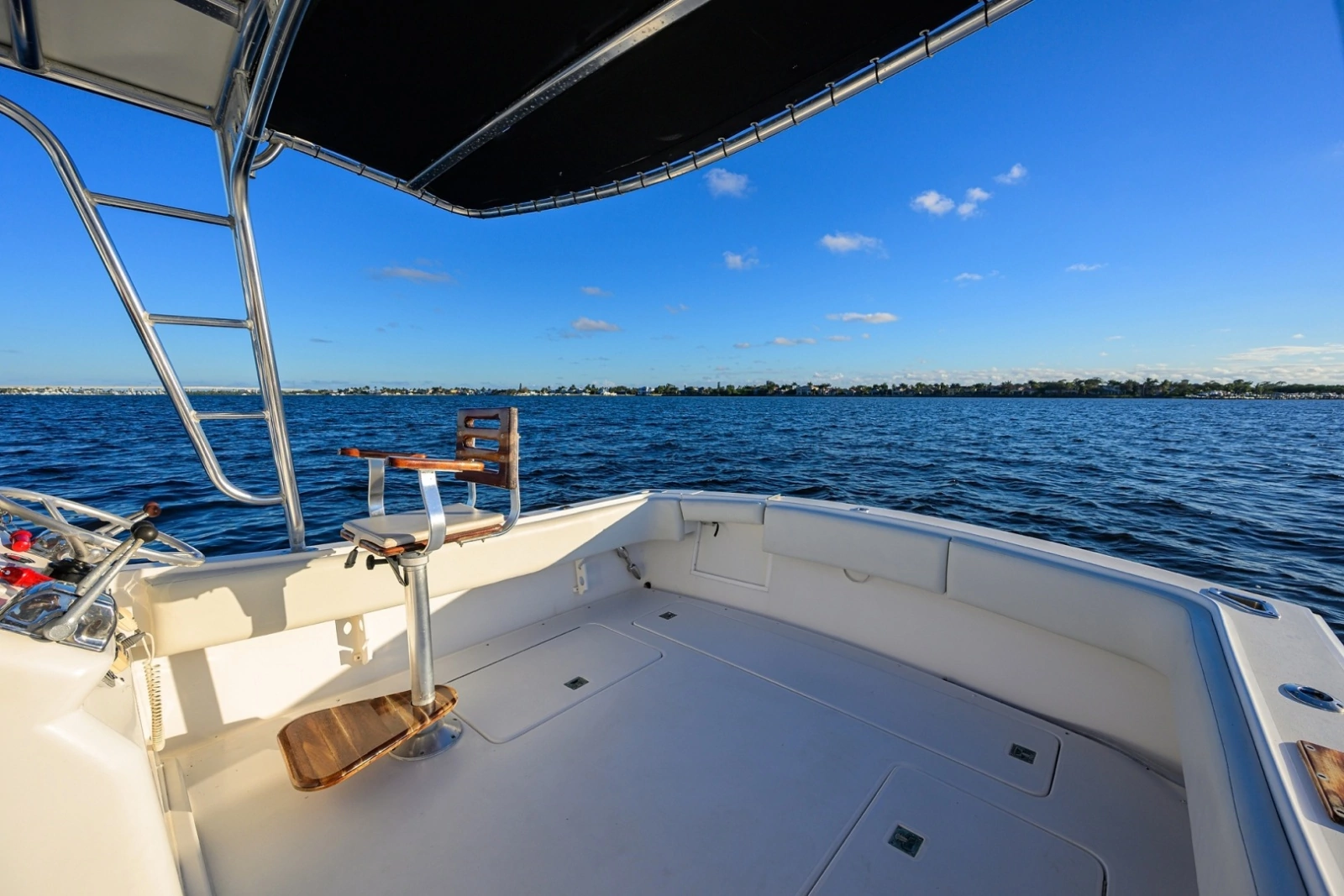 Aura 28 Heron's Catch - Exterior Cockpit