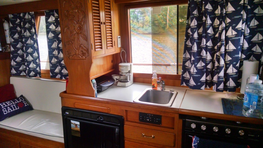 210 Settee and Galley (Port).jpg