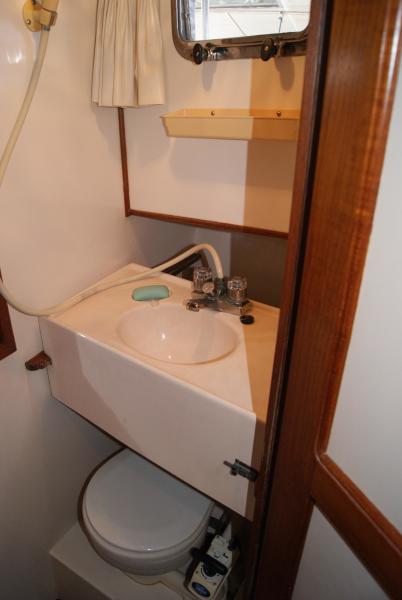 226 Guest Pullout Sink.JPG