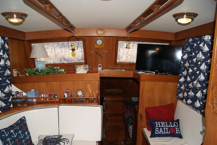 203 Salon Looking Aft.JPG