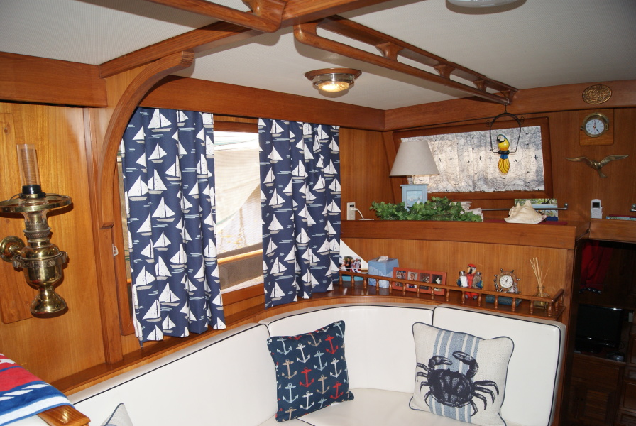 202 Aft Stbd Corner Salon.JPG