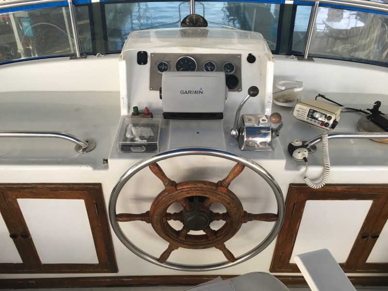 Midas Touch 1986 Marine Trader 38 Double Cabin Exterior Flybridge Helms.JPG