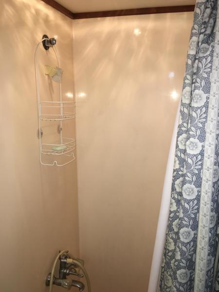 Midas Touch 1986 Marine Trader 38 Double Cabin Interior Master Head Shower.JPG
