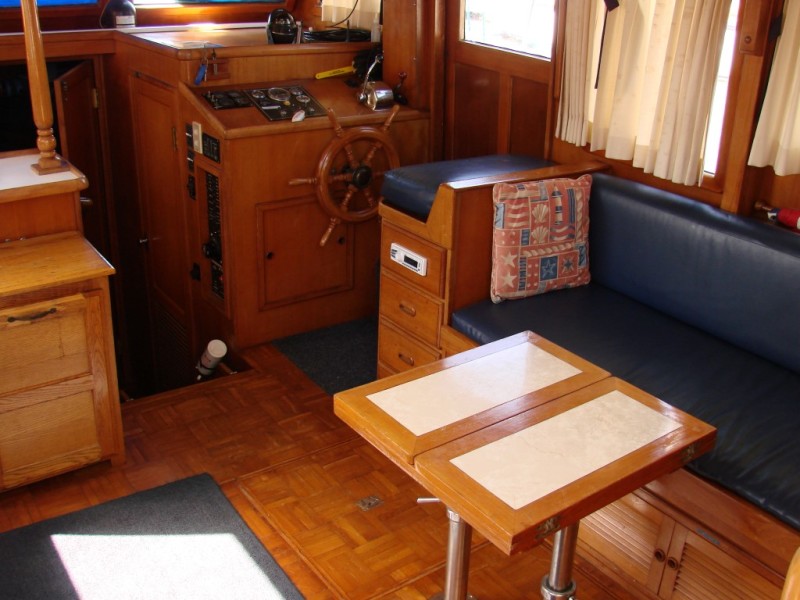 30 38' Marine Trader saloon starboard.JPG