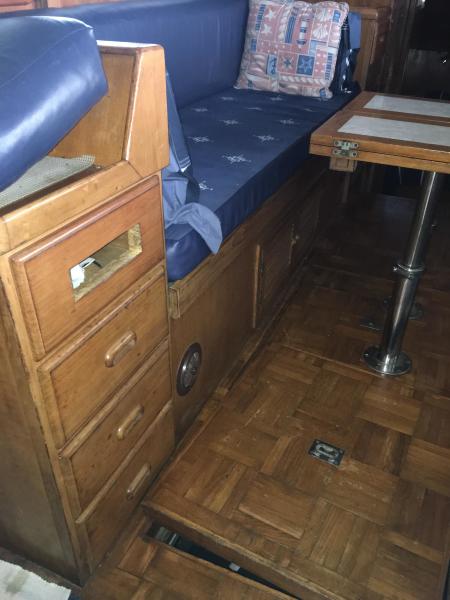 Midas Touch 1986 Marine Trader 38 Double Cabin Interior Couch.JPG
