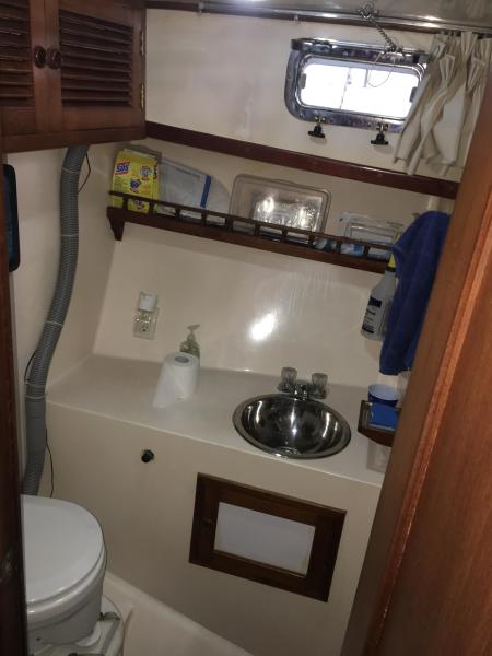 Midas Touch 1986 Marine Trader 38 Double Cabin Interior Fwd Head 2.JPG