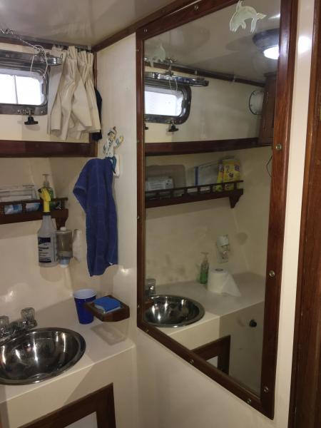 Midas Touch 1986 Marine Trader 38 Double Cabin Interior Fwd Head 1.JPG