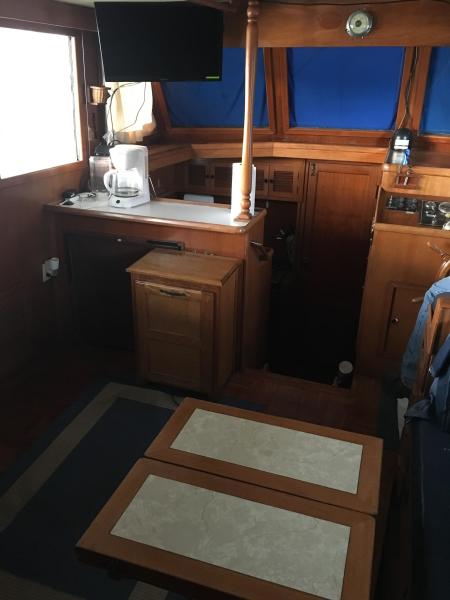 Midas Touch 1986 Marine Trader 38 Double Cabin Interior Salon to Galley.JPG