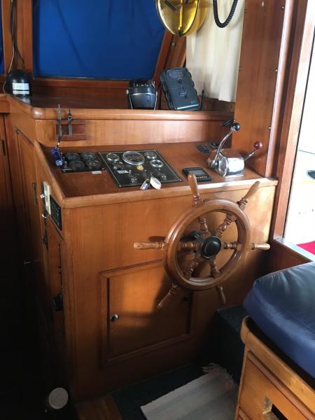 Midas Touch 1986 Marine Trader 38 Double Cabin Interior Helm.JPG