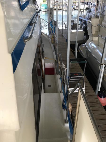 Midas Touch 1986 Marine Trader 38 Double Cabin Exterior Starboard Catwalk.JPG