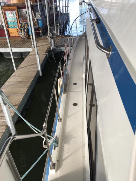 Midas Touch 1986 Marine Trader 38 Double Cabin Exterior Port Catwalk.JPG