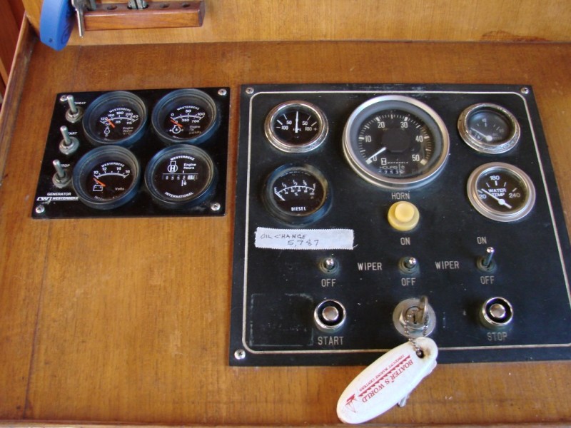 70 38' Marine Trader gauges.JPG