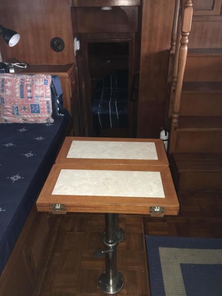 Midas Touch 1986 Marine Trader 38 Double Cabin Interior Salon Table.JPG