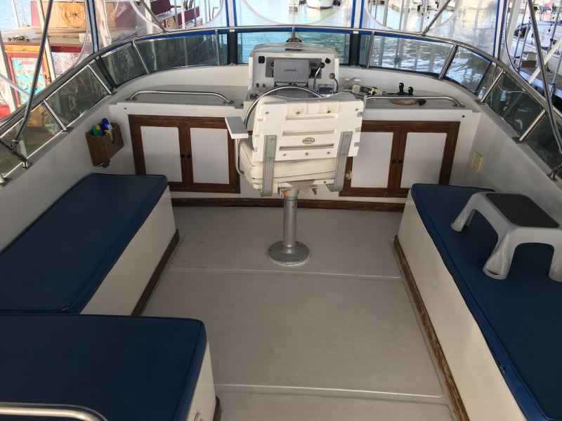 Midas Touch 1986 Marine Trader 38 Double Cabin Exterior Flybridge Seating.JPG