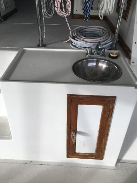 Midas Touch 1986 Marine Trader 38 Double Cabin Exterior Fly Bridge Wet Bar.JPG