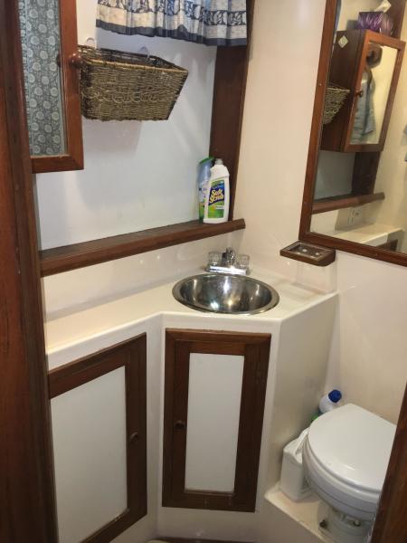 Midas Touch 1986 Marine Trader 38 Double Cabin Interior Master Head.JPG