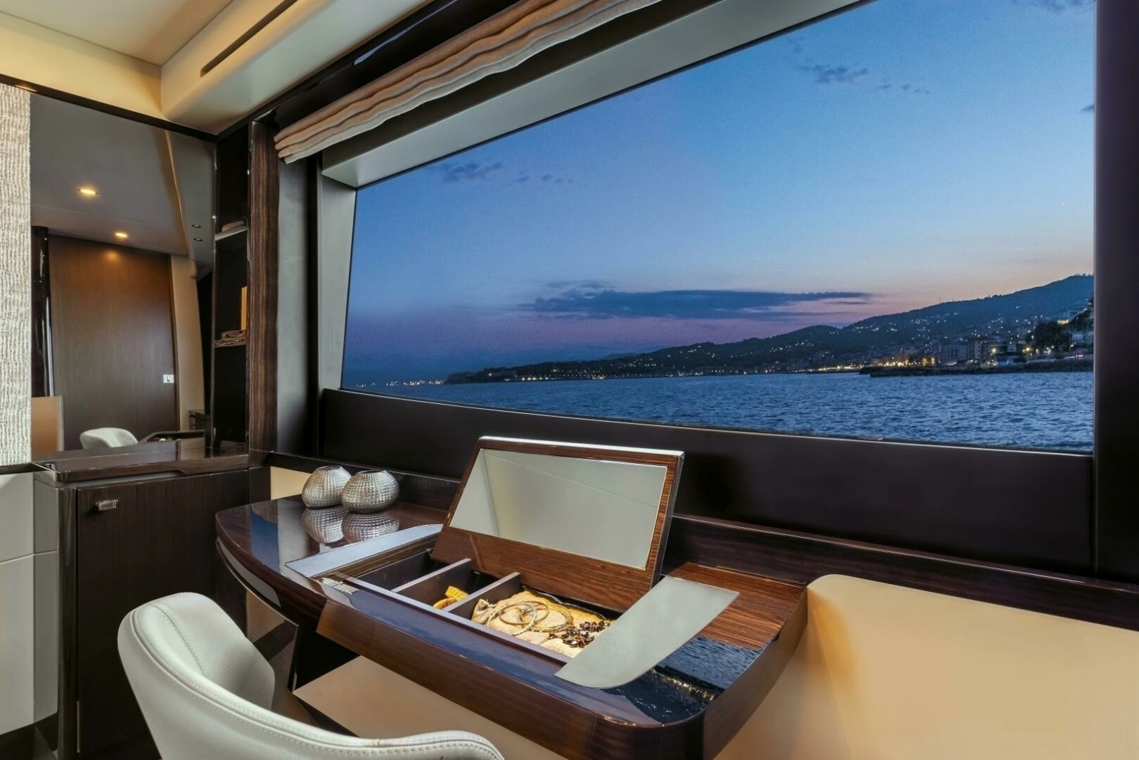 2027 60 Absolute Flybridge - Master Stateroom