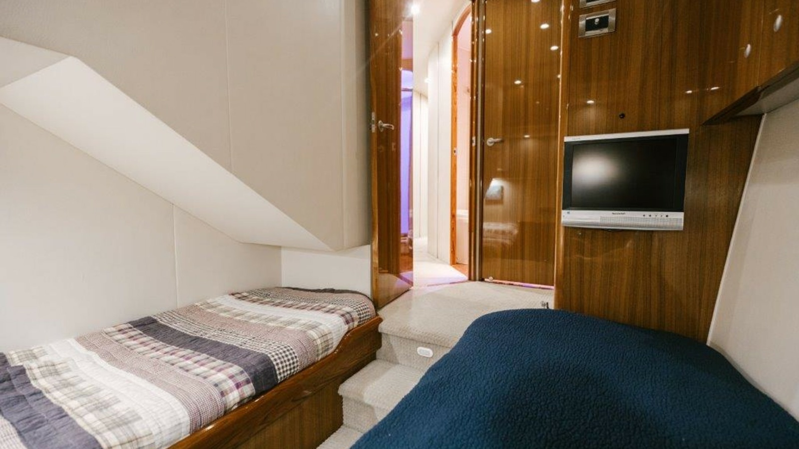 2007 64 Viking CNV Evil Eyes Crew Stateroom (1)