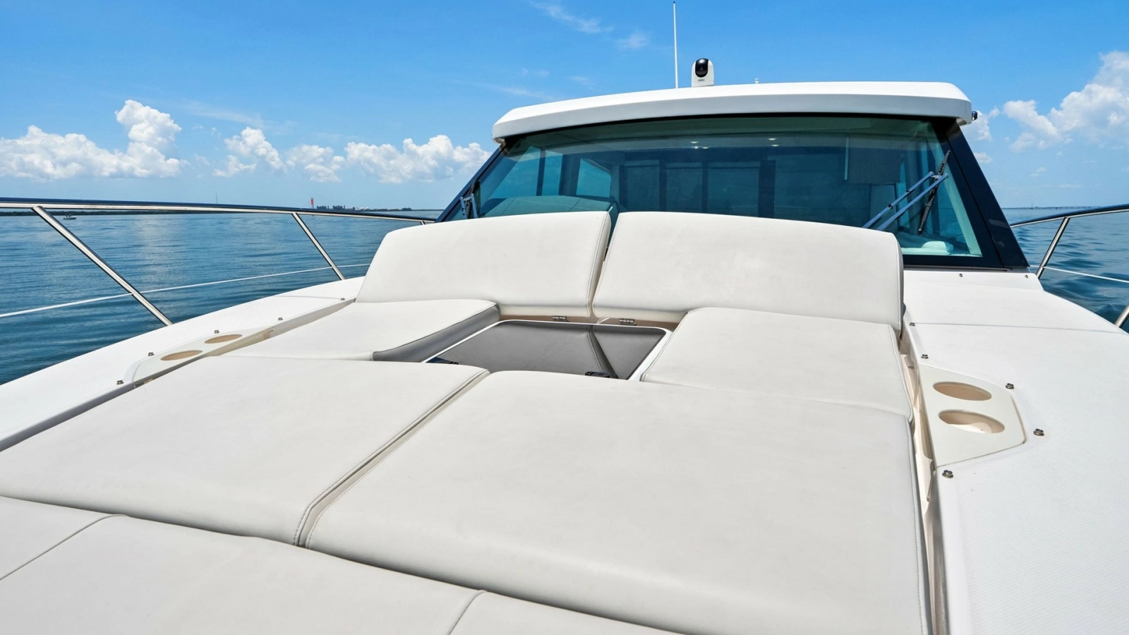 Spacious Bow Sunpad