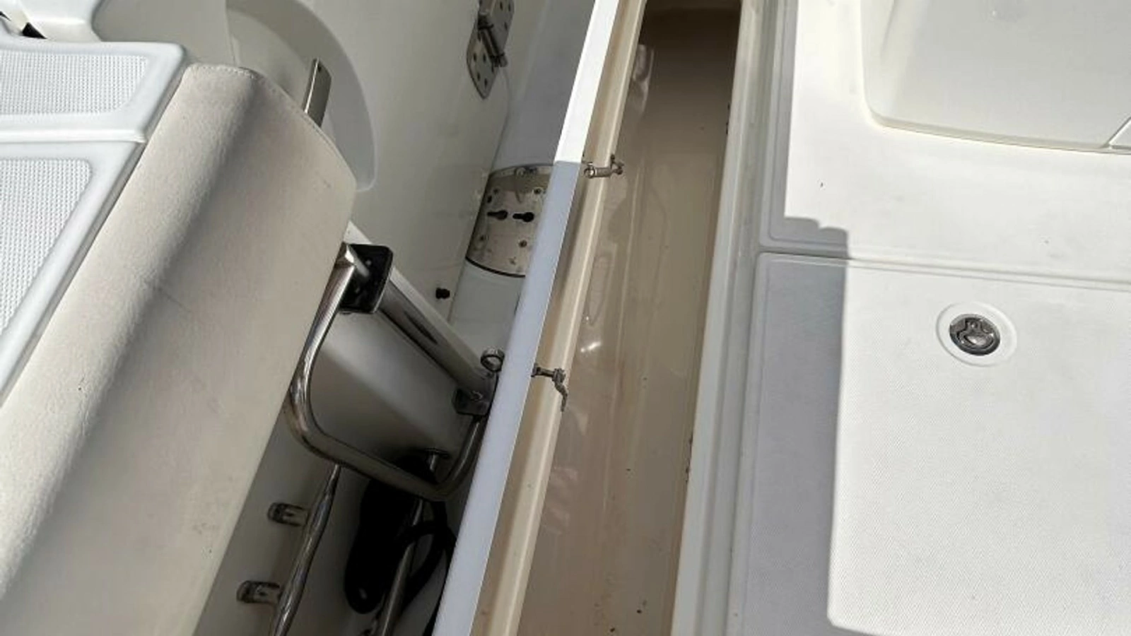 2017 33 Boston Whaler 330 Outrage In Deck Fish Boxes (1)