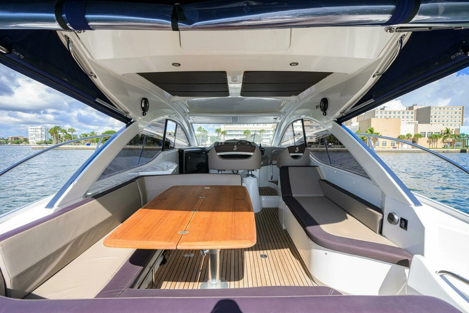 Beneteau 38 GT - Helm Deck Seating