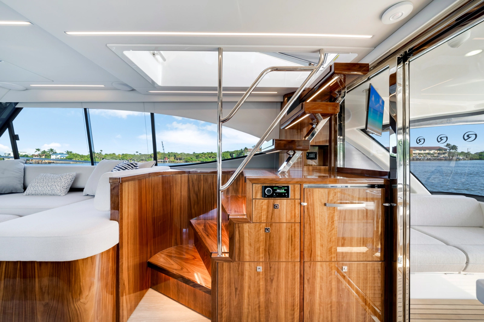 50 SPORTS MOTOR YACHT 50ft Riviera Yacht For Sale