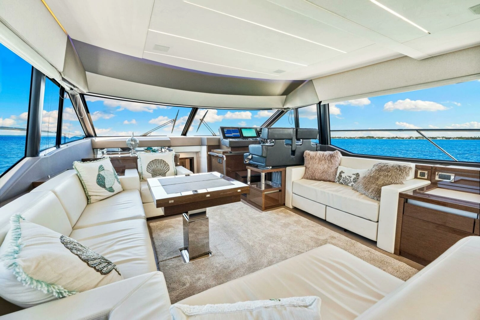 2019 Prestige 630 Flybridge - Salon