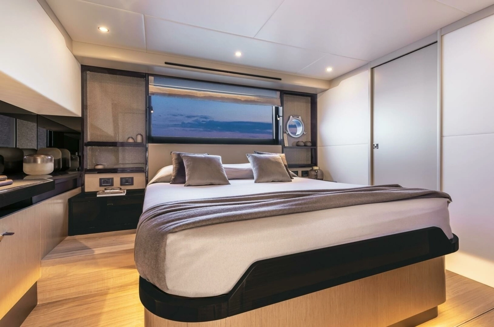 2027 60 Absolute Flybridge - VIP Stateroom