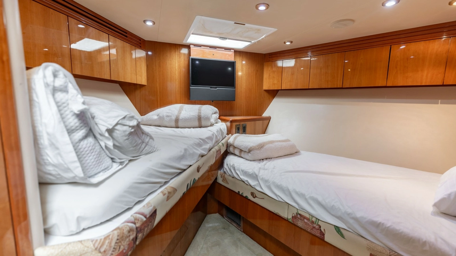 2007 Hatteras 68 Convertible- KEMOSABE- VIP Forward Stateroom