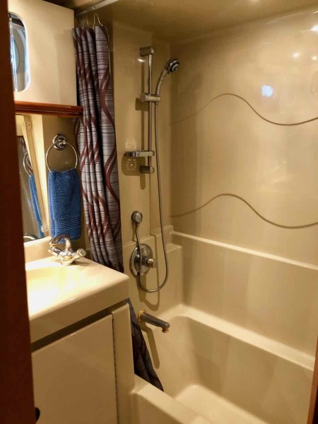 2003 Cruisers Yachts 3750