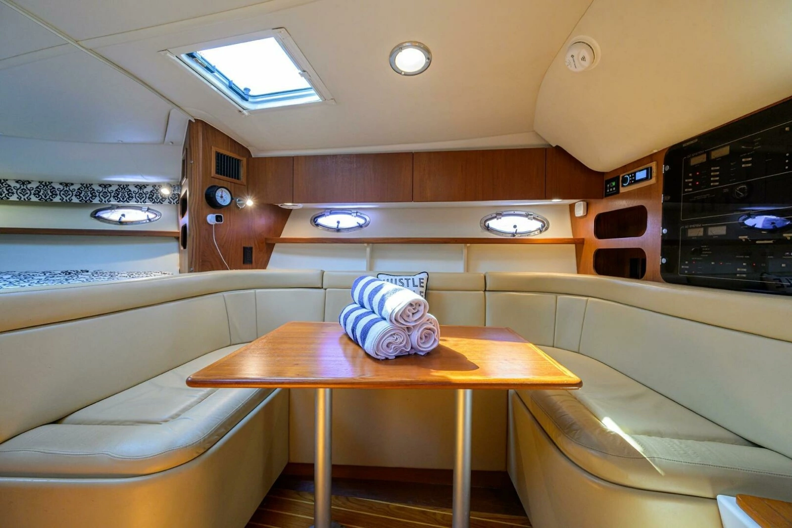Tiara 3100 LE Black Jack - Cabin