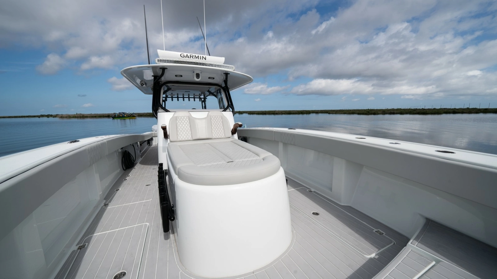 Spacious Bow with Sunpad