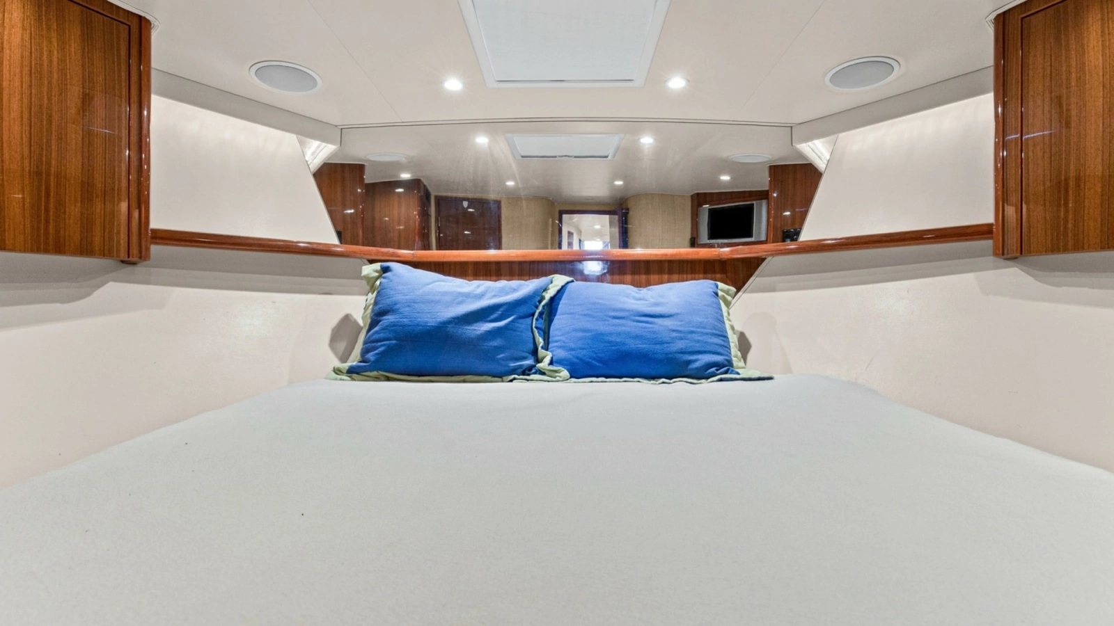 2005 61 Viking Enclosed Bridge Kelkat VIP Stateroom (1)